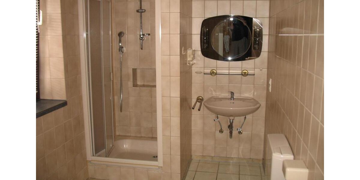 WG-Vermietung: Gepflegte, große Erdgeschoss Wohnung mit eigenem Garten 1 zimmer