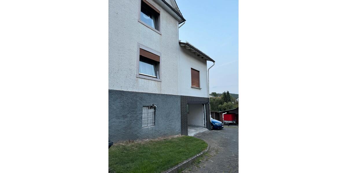 Etagenwohnung Haiger - 8 Zimmer, 230 m&sup2;, 1.800&euro; | Angebot:25232261