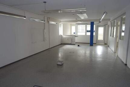 großzügige Büro- und Lagerräume mit 3 WC zimmer