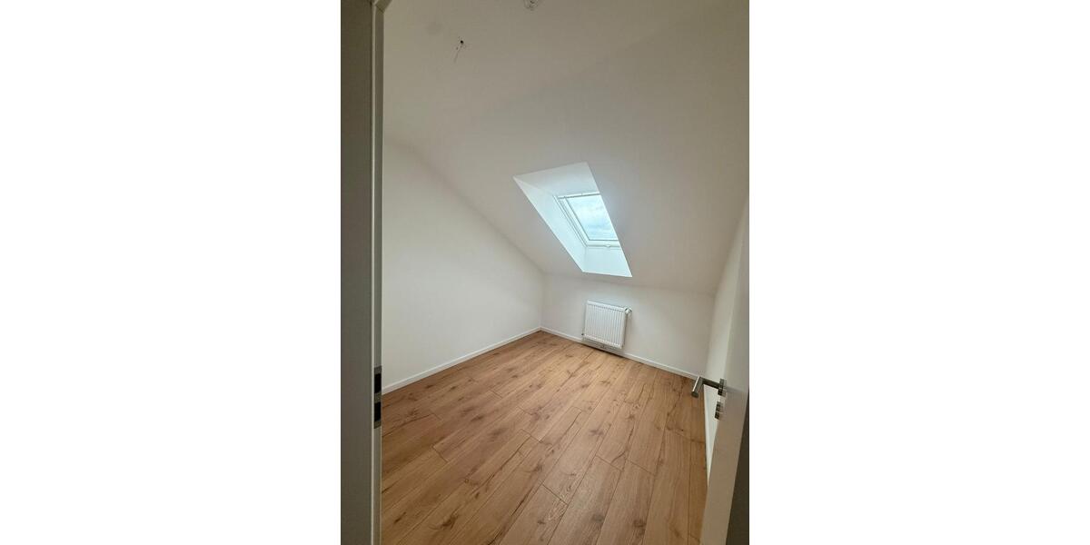 Dachgeschoßwohnung Niederaichbach - 4 Zimmer, 120 m&sup2;, 1.100&euro; | Angebot:25790907