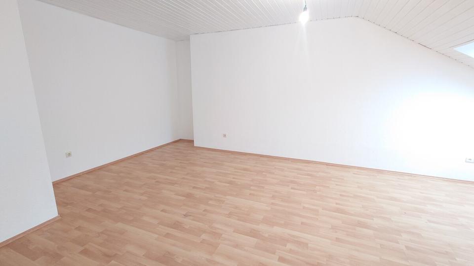 Dachgeschoßwohnung Pirmasens Niedersimten - 3 Zimmer, 82 m&sup2;, 400&euro; | Angebot:23391101