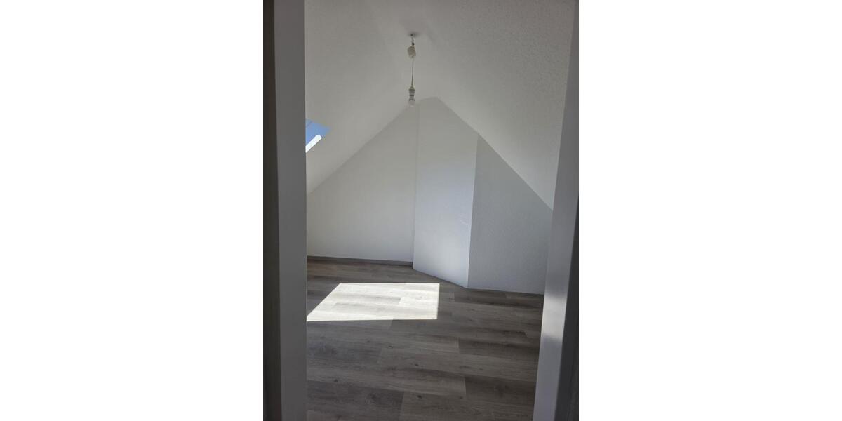 Dachgeschoßwohnung Essen Stadtbezirk III - 4 Zimmer, 102 m&sup2;, 850&euro; | Angebot:26539976