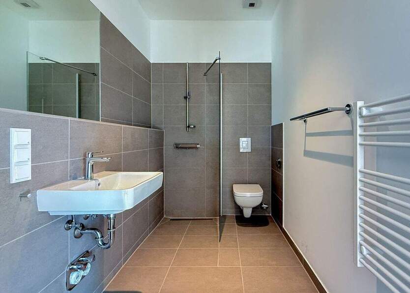 Schlau und effizient geschnittene Wohnung - Bodentiefe Fenster, viel Licht und mitten in der Stadt 2 zimmer