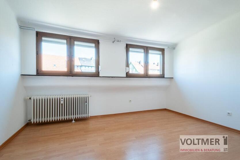 NUR NOCH EINZIEHEN - gepflegte Dachgeschoßwohnung mit Stellplatz in Neunkirchen-Furpach!