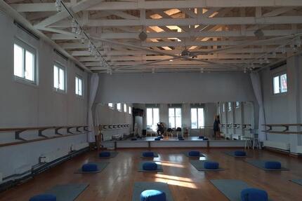 Raum für Gruppen: Tanz, Yoga, Körperarbeit usw. zimmer