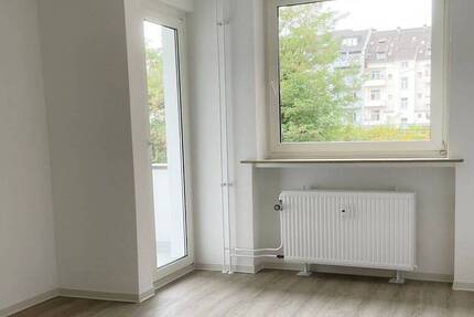 NEU*NEU*NEU!! Frisch RENOVIERTE 2-Zimmer-Wohnung mit neuem Tageslichtbad und Balkon