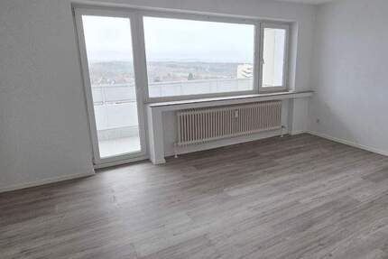 Renovierte 2 Zimmer mit Loggia und herrlichem Ausblick, separate Küche, modernes Wannenbad, Aufzug 2 zimmer