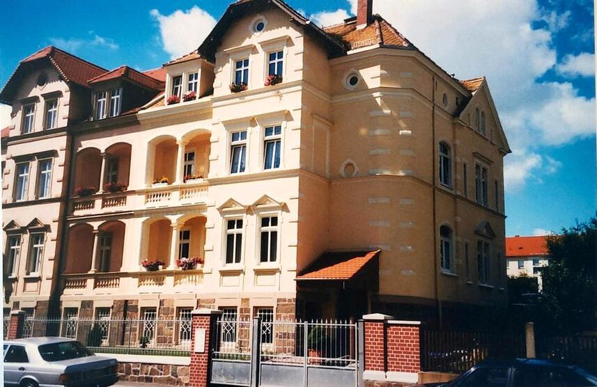 In dieser Villa werden zwei Wohnungen zum Mieten angeboten