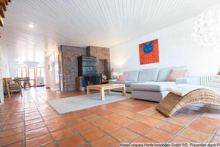 *** Freundlich sowie modern möblierte Maisonette mit Terrasse, kl. Balkon und Kamin für 3-12 Monate in der Freiburger Altstadt!