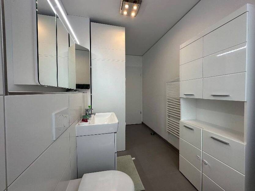 Vollmöblierte 3-Zimmer-Wohnung mit EBK, Terrasse, TG-Stellplatz & E-Ladesäule - ideal für Familien! 3 zimmer