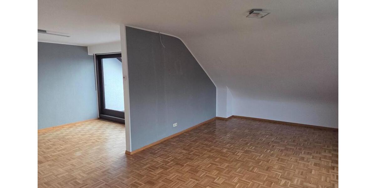 Dachgeschoßwohnung Mettlach - 3.5 Zimmer, 122 m&sup2;, 950&euro; | Angebot:24940943
