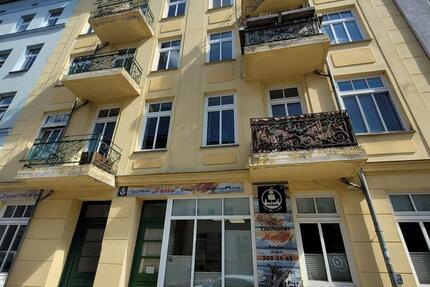 KTV-Whg. im DG: Laminat, Wohnkü. & EBK, Wannenbad, Gem-Garten 2 zimmer