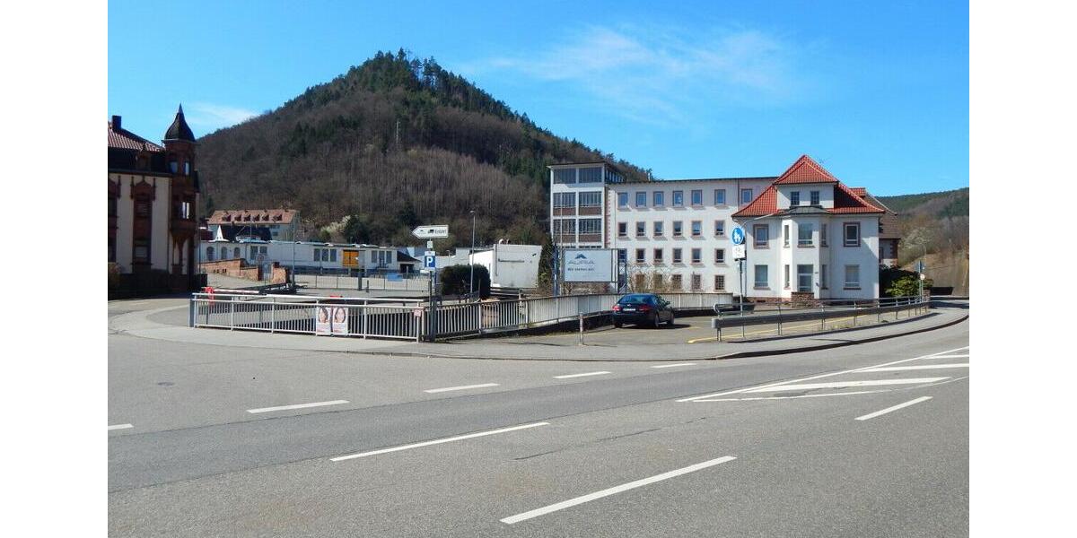 Hallen für Gewerbe, Lager u. Produktion plus Büros zimmer