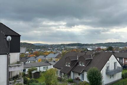 TOP-Wohnung: Teilmöbliert, Balkon mit Weitblick und Parkett zimmer