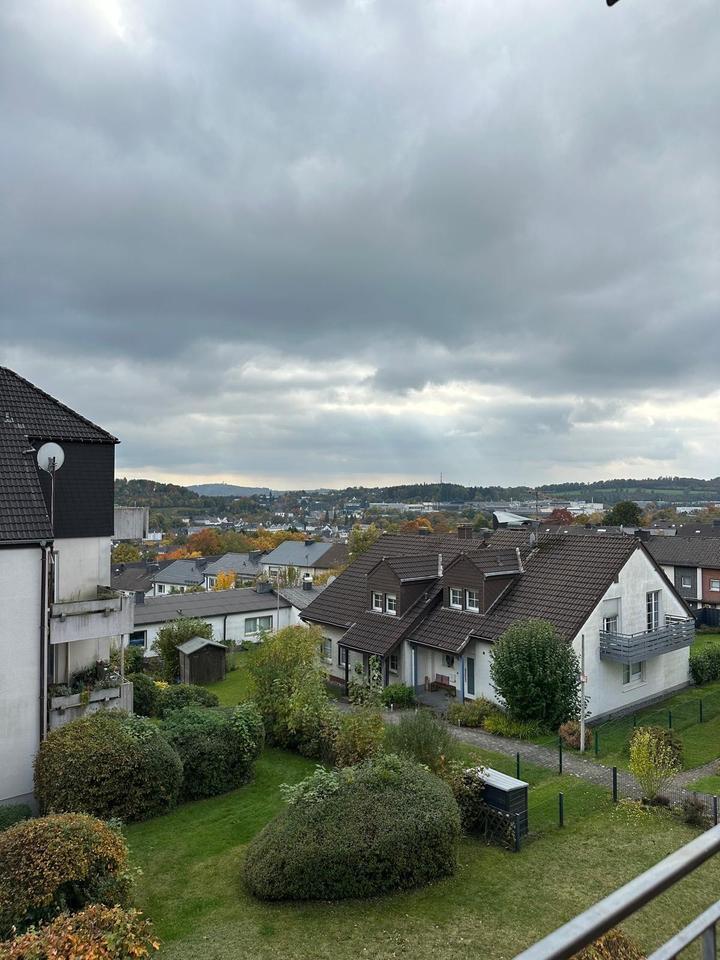 TOP-Wohnung: Teilmöbliert, Balkon mit Weitblick und Parkett zimmer