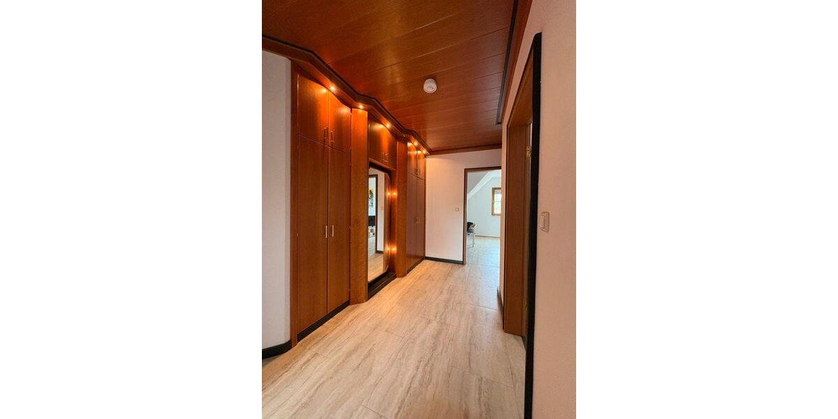 Dachgeschoßwohnung Zeitlofs - 5 Zimmer, 140 m&sup2;, 695&euro; | Angebot:26516755