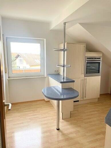 Helle 4-Zimmer-Wohnung im DG mit Balkon, EBK und Kellerraum