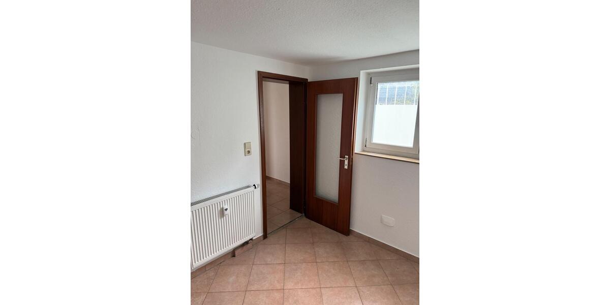 Helle 2-Zimmer-Untergeschosswohnung mit Einbauküche und Terrasse 3 zimmer