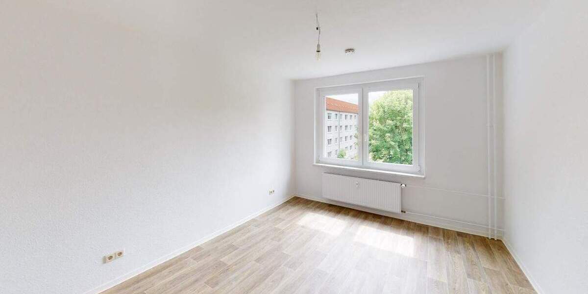 Hier lädt ein großer Balkon zum gemeinsamen Verweilen ein 3 zimmer