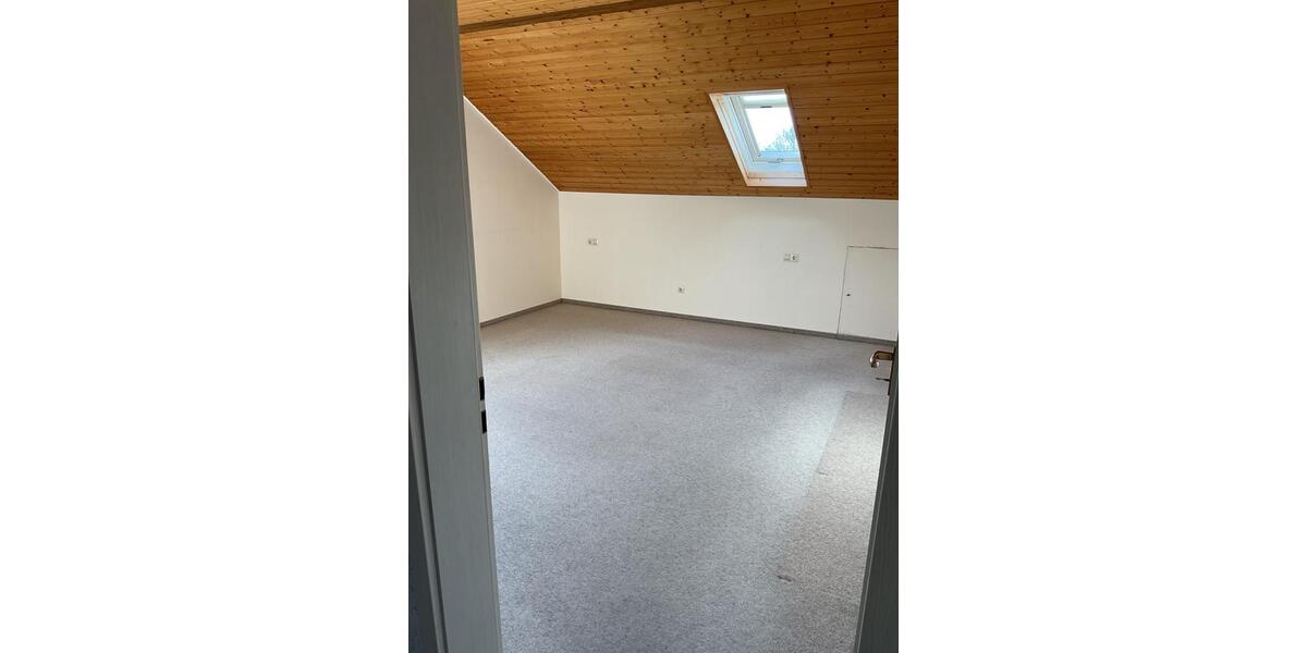 Dachgeschoßwohnung Herrenberg - 3.5 Zimmer, 99 m&sup2;, 1.150&euro; | Angebot:25941986