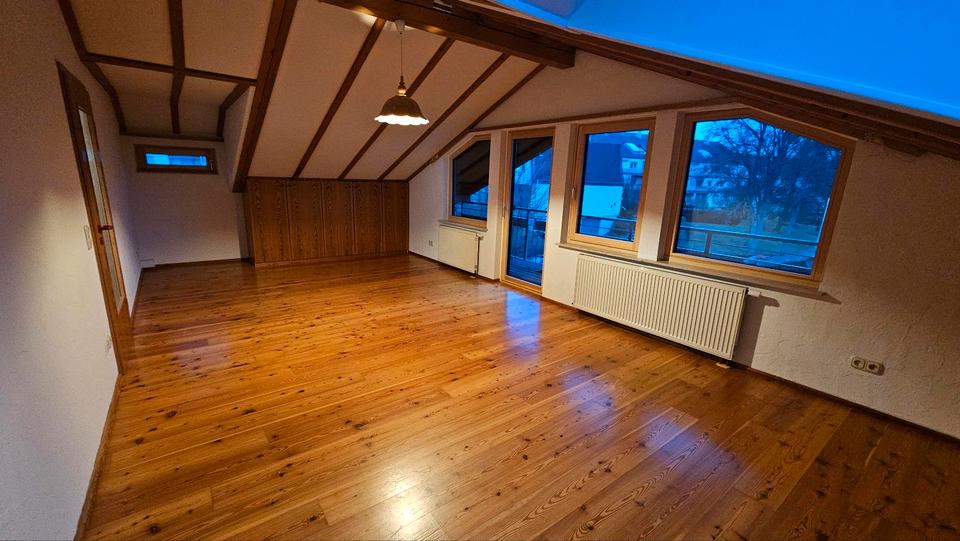 3 Zimmer DG-Wohnung mit EBK & Balkon 3 zimmer