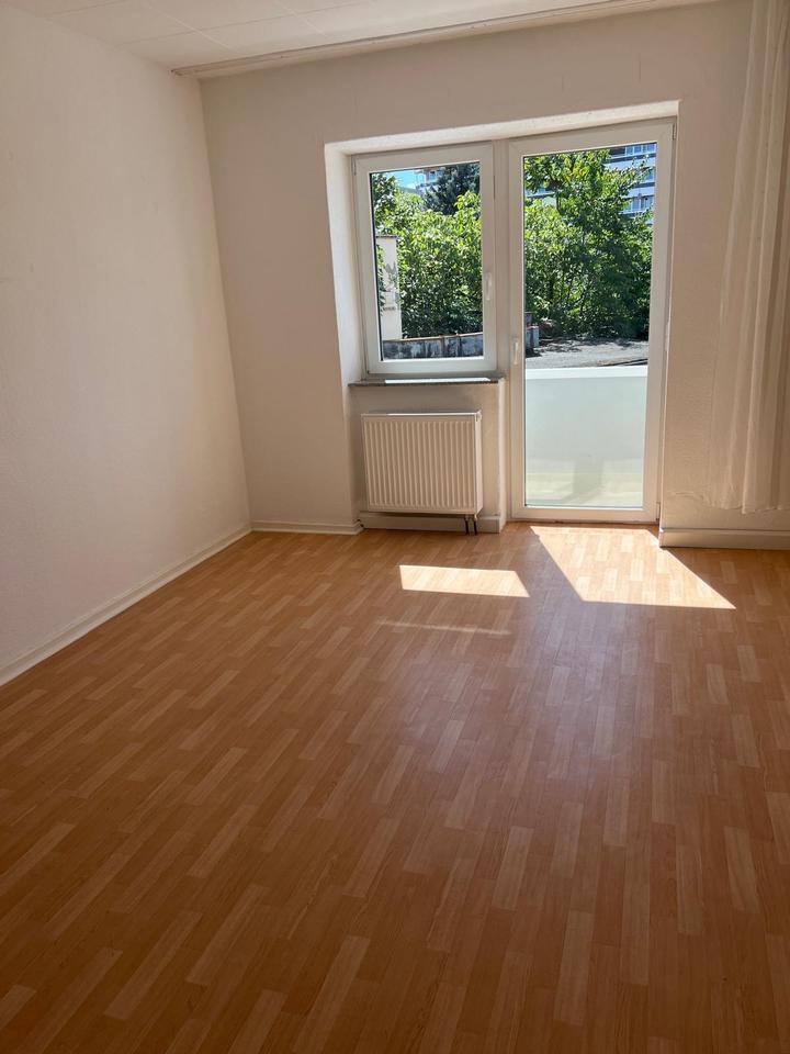 Helle Wohnung mit großer Küche in Ludwigshafen-ideal für Studente