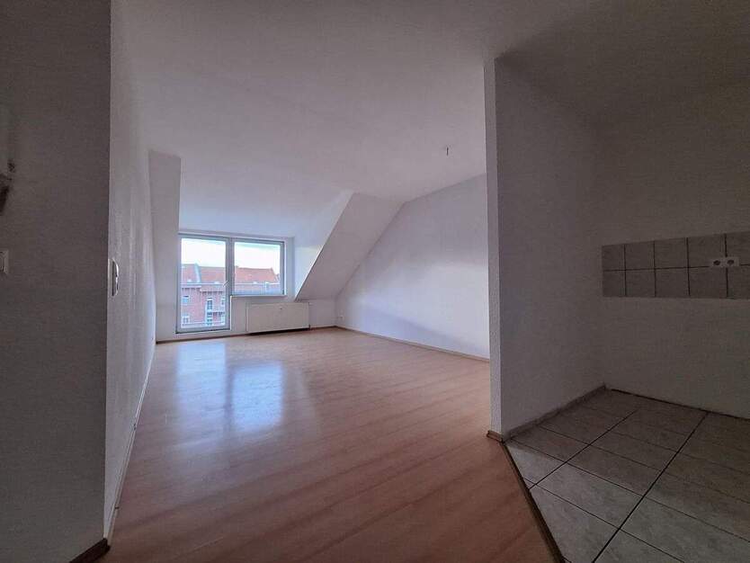 Großzügige 3-Zimmer Dachgeschoßwohnung mit Balkon und Stellplatz 3 zimmer