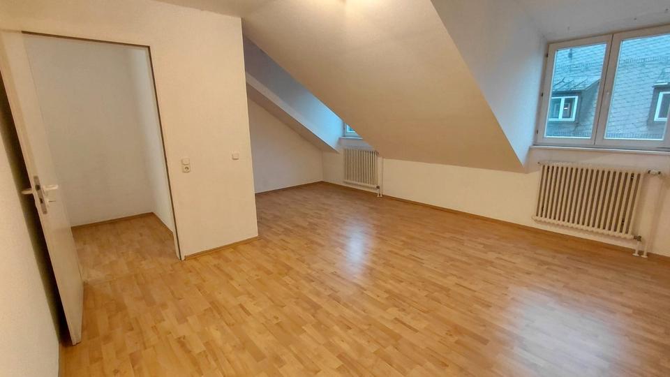 Dachgeschoßwohnung Hof Altstadt - 2 Zimmer, 73 m&sup2;, 400&euro; | Angebot:26586615