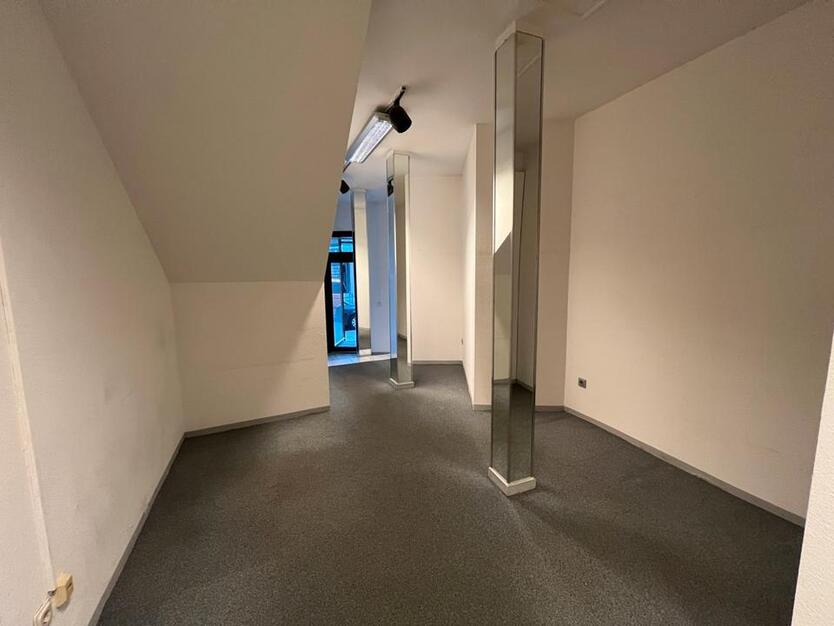 Wir freuen uns, Ihnen dieses charmante Ladenlokal in Gevelsberg zum Mieten anbieten zu können. Das Ladenlokal bietet eine Nutzfläche von ca. 45 m². Der Boden des Ladens ist mit Teppich...