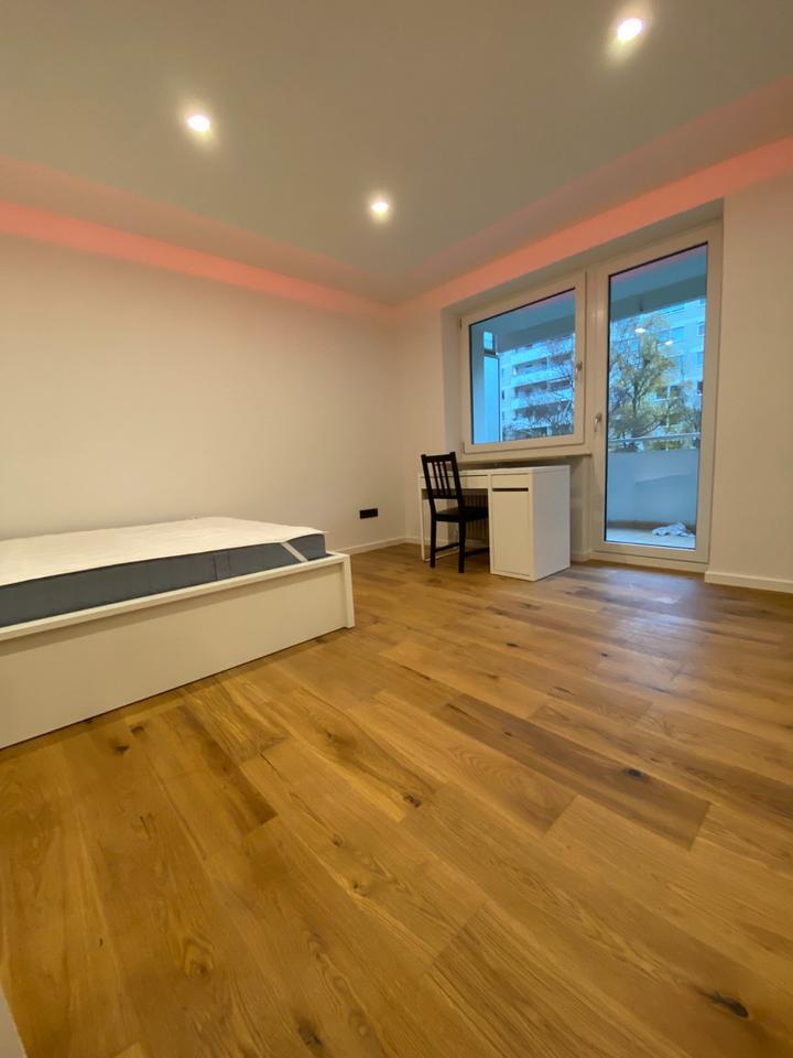 Geräumiges 15m2-Zimmer mit Balkon in renovierter 3er-WG verfügbar!!