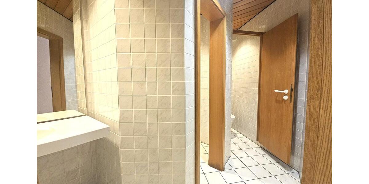 Außergewöhnliche Gewerbefläche für Kosmetik, Sport, Musik, Kunst oder ärztliche Einrichtungen mit viel Platz und kleinem Außenbereich, Parkplatzanmietung möglich zimmer