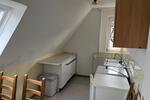 Dachgeschoßwohnung: 2 Zimmer, Küche, Bad mit Einbauküche