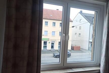 Eine möbliert Zimmer
