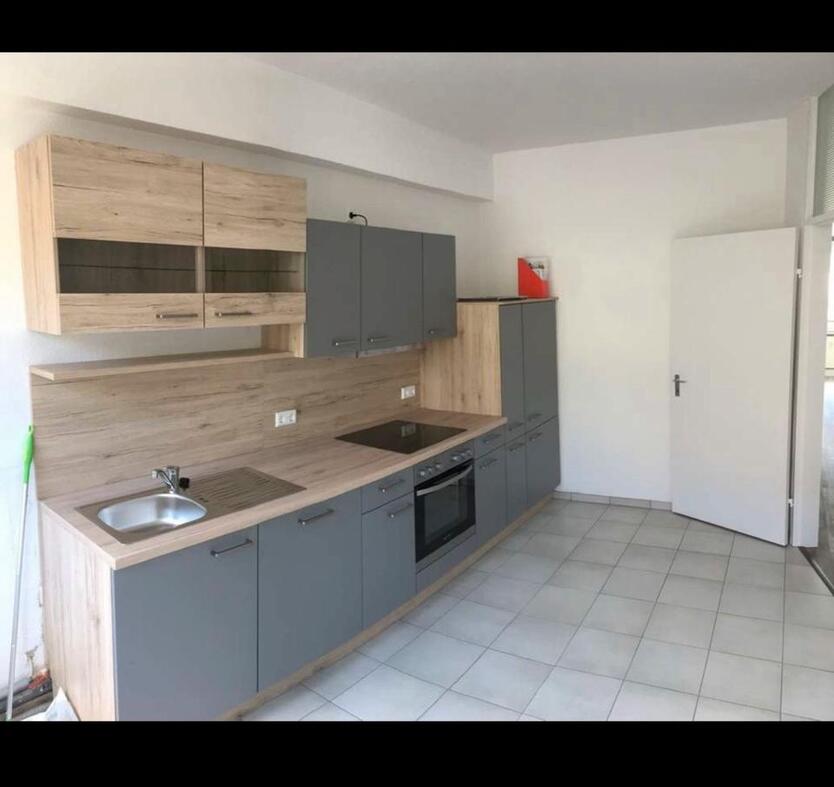 Zentrale 3-Zimmer-Wohnung (97 m²) mit Einbauküche & Stellplatz